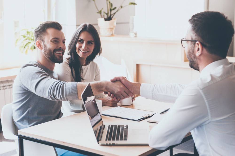 3 people in a team discussing around a table.