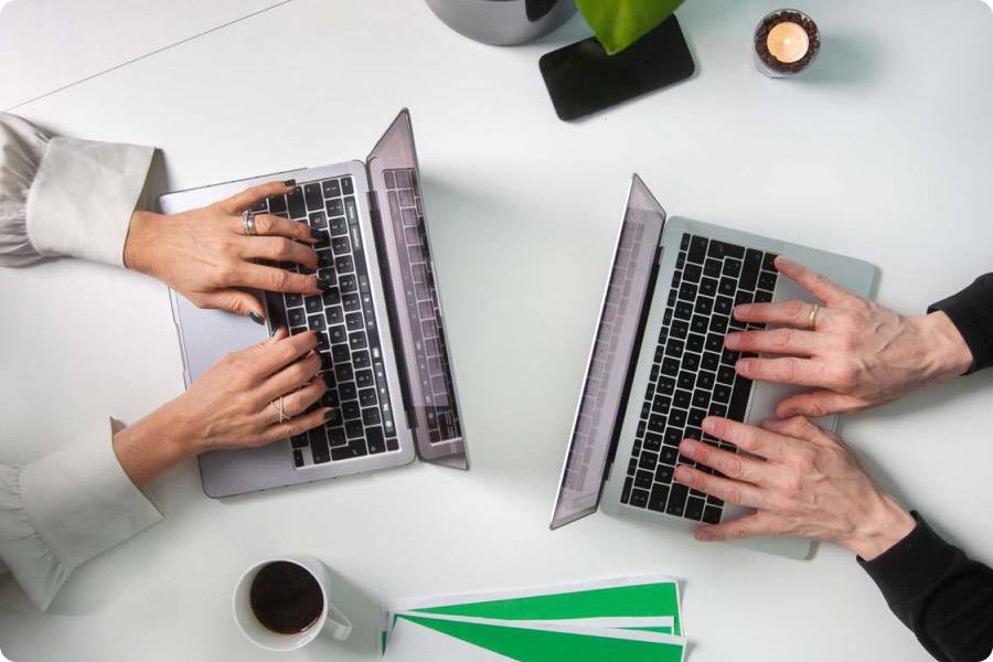 Two marketeers working on campaigns in Apsis One by their laptops.